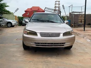 Toyota Camry 2000 Gold
