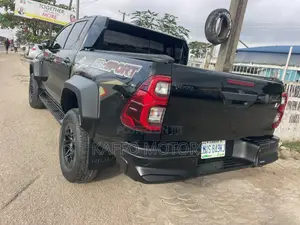 Toyota Hilux 2025 Black