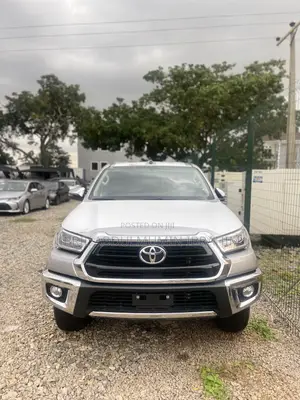 Toyota Hilux 2025 Silver