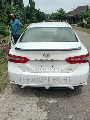 Toyota Camry SE FWD (2.5L 4cyl 8AM) 2018 White