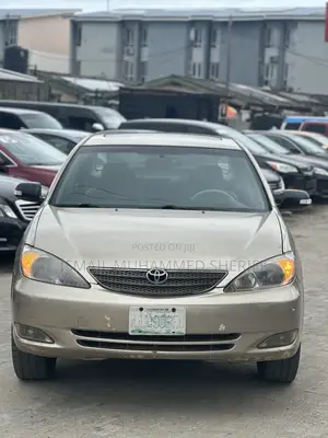 Toyota Camry XLE V6 4dr Sedan (3.0L 6cyl 4A) 2002 Gold
