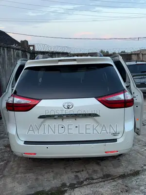 Toyota Sienna LE 7 Passenger Mobility (3.5L 6cyl 8A) 2017 White