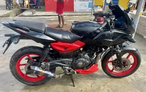 Bajaj Pulsar 220 F 2023