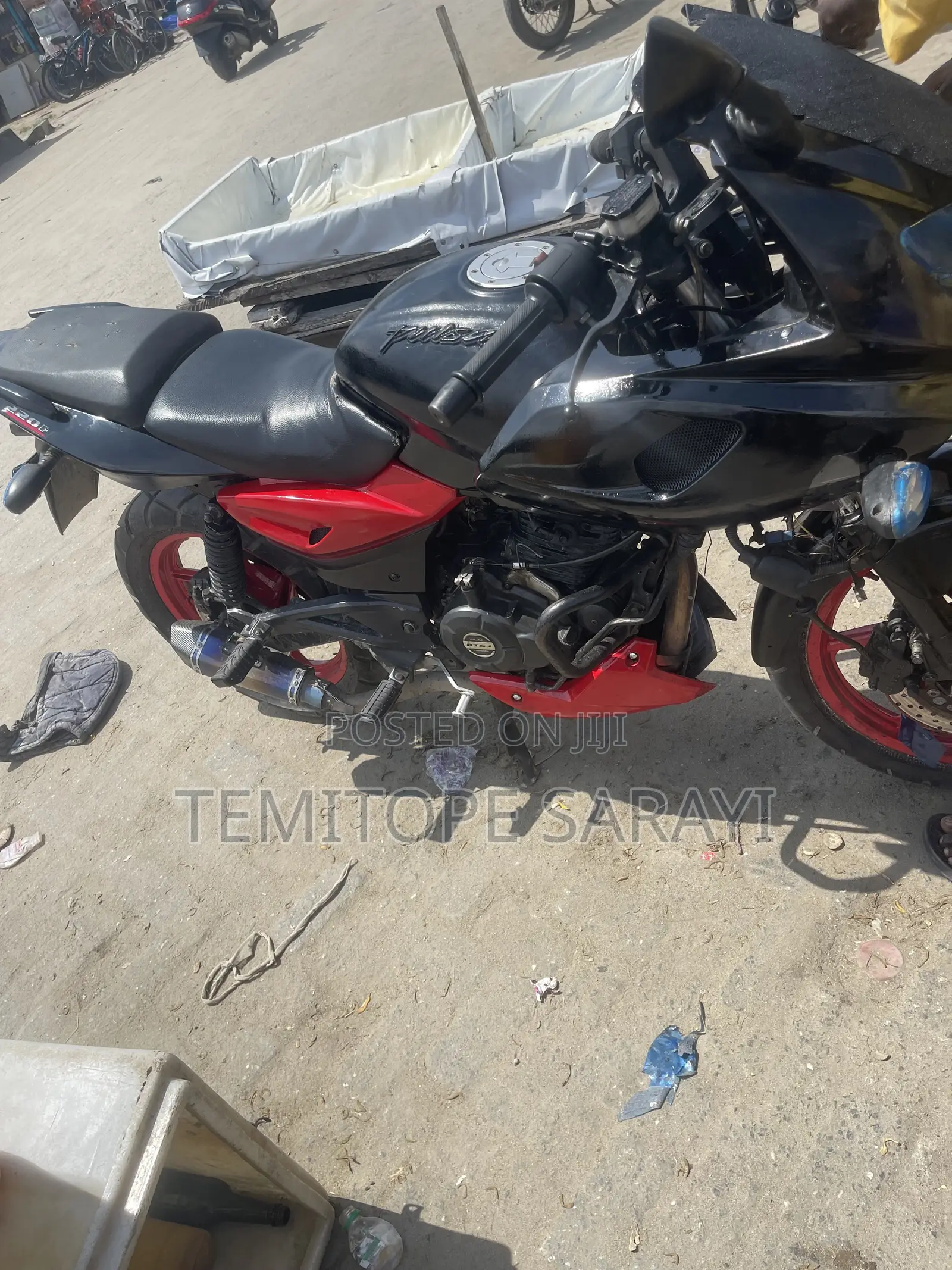 Bajaj Pulsar 220 F 2023