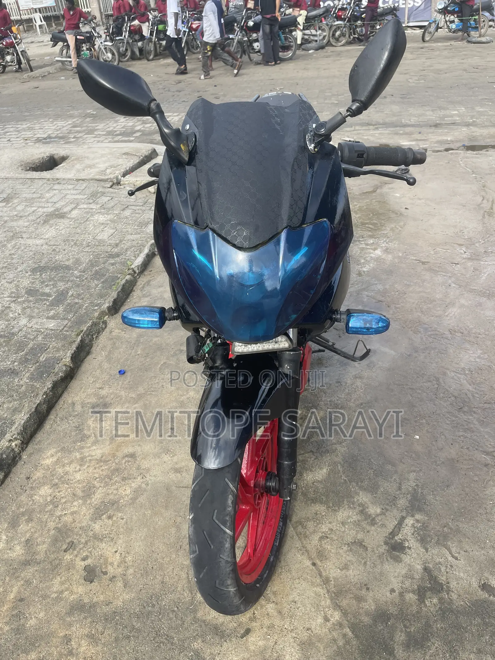 Bajaj Pulsar 220 F 2023