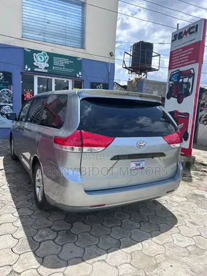 Toyota Sienna 2011 Silver