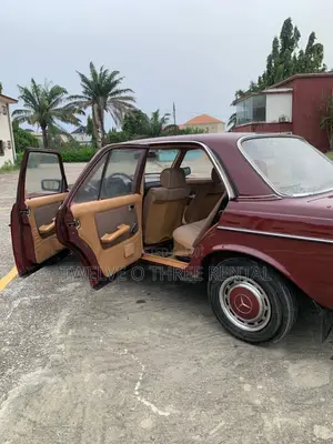 Vintage Mercedes-Benz W123 for Hire