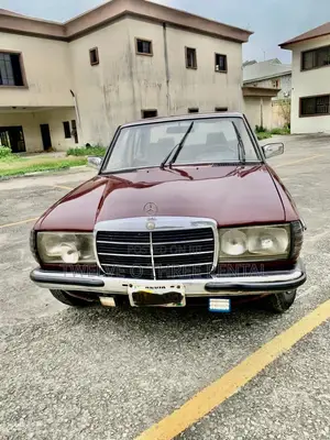 Vintage Mercedes-Benz W123 for Hire