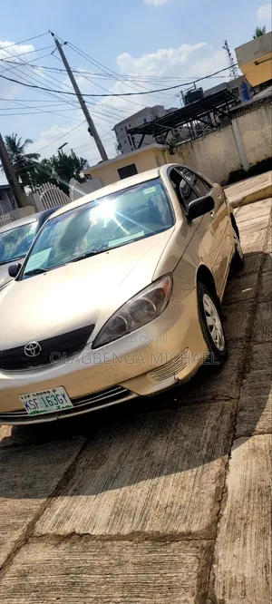 Toyota Camry LE 4dr Sedan (2.4L 4cyl 4A) 2004 Gold
