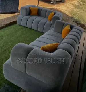 Set of 7 Seater Designer Sofa With Pillows