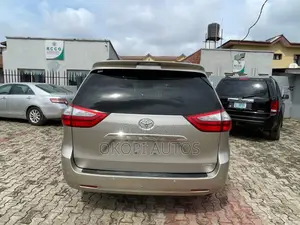 Toyota Sienna 2015 Gold