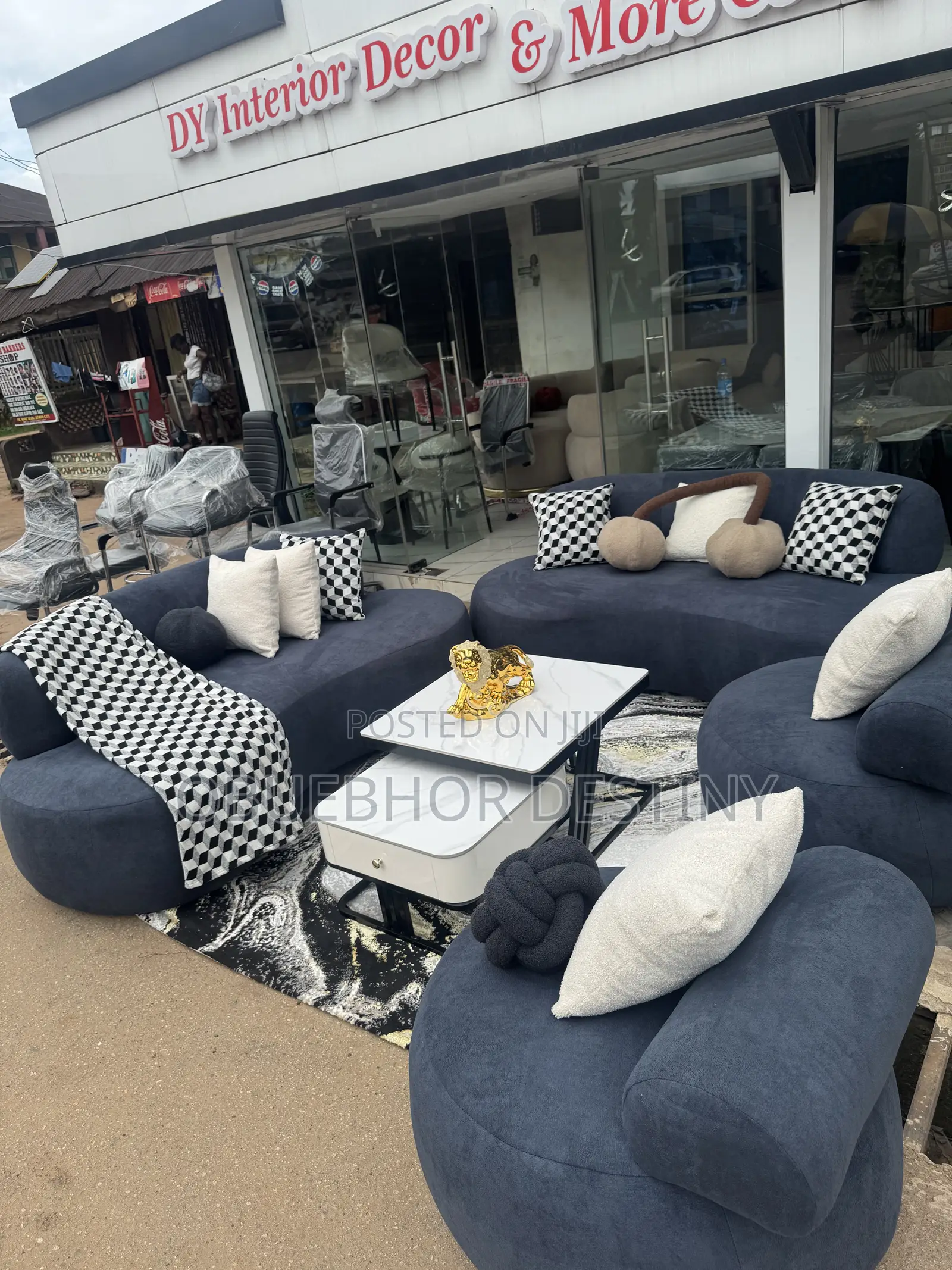 Set of Sofa With a Rolling Single