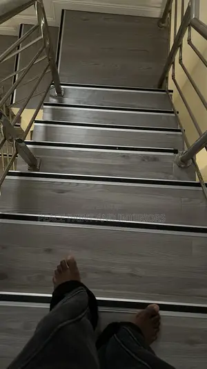 Vinyl Flooring Installer