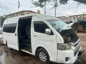 Toyota HiAce 2015 White