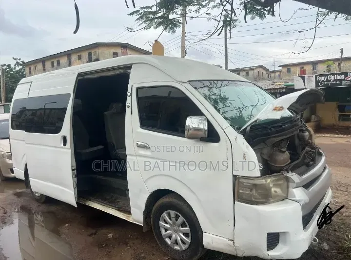 Toyota HiAce 2015 White