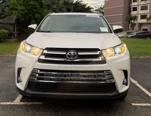 Toyota Highlander XLE 4dr SUV AWD (3.5L 6cyl 6A) 2015 White