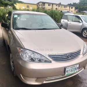 Toyota Camry XLE 4dr Sedan (2.4L 4cyl 5A) 2006 Gold
