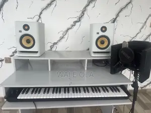 Studio Equipment Rokit 7