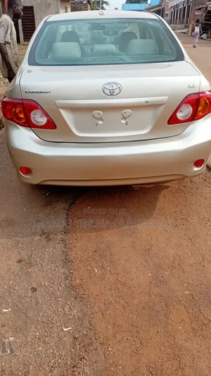 Toyota Corolla LE 4dr Sedan (1.8L 4cyl 4A) 2010 Gold