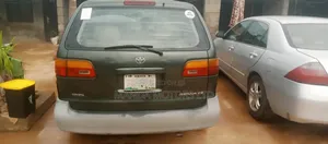 Toyota Sienna 2000 Green