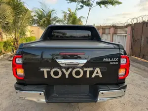 Toyota Hilux SR5+ 2026 Black