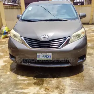 Toyota Sienna LE 7 Passenger 2010 Gray