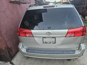Toyota Sienna 2004 Silver