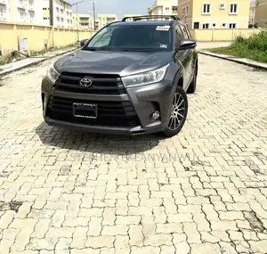 Toyota Highlander SE 4x4 V6 (3.5L 6cyl 8A) 2018 Gray