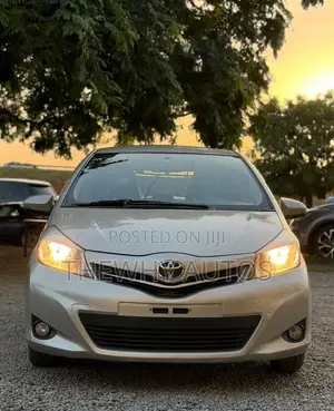 Toyota Yaris SE Hatchback 5dr 2015 Silver