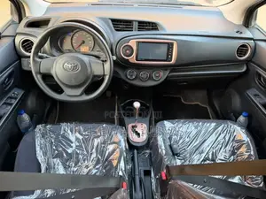 Toyota Yaris SE Hatchback 5dr 2015 Silver