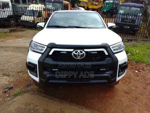 Toyota Hilux SR 4x4 2014 White