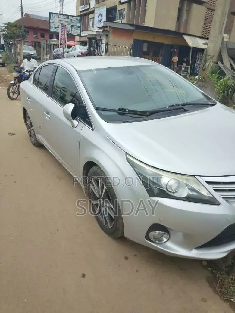 Toyota Avensis 2013 White
