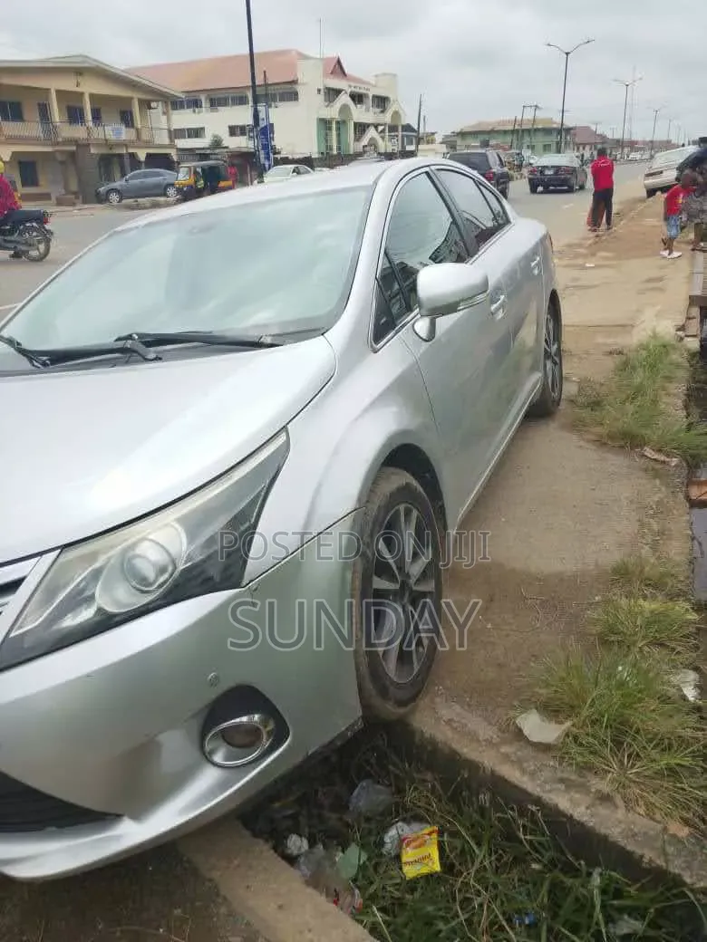 Toyota Avensis 2013 White