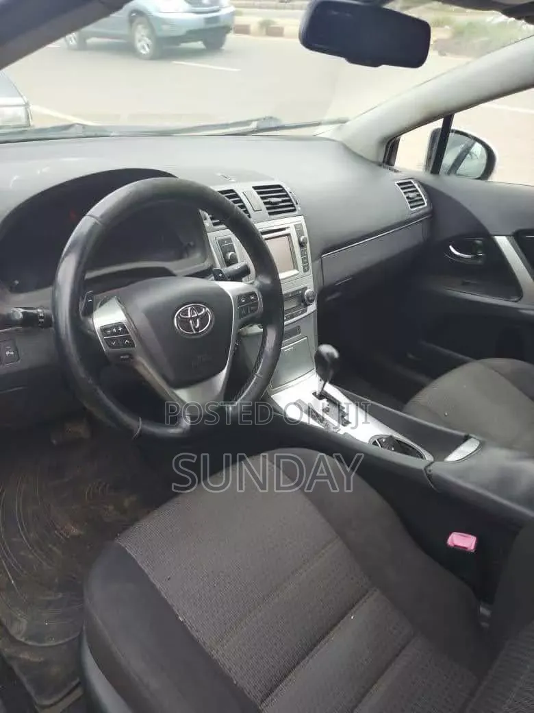 Toyota Avensis 2013 White