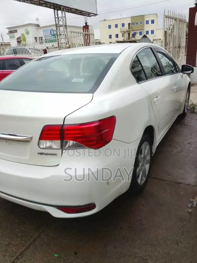 Toyota Avensis 2013 White