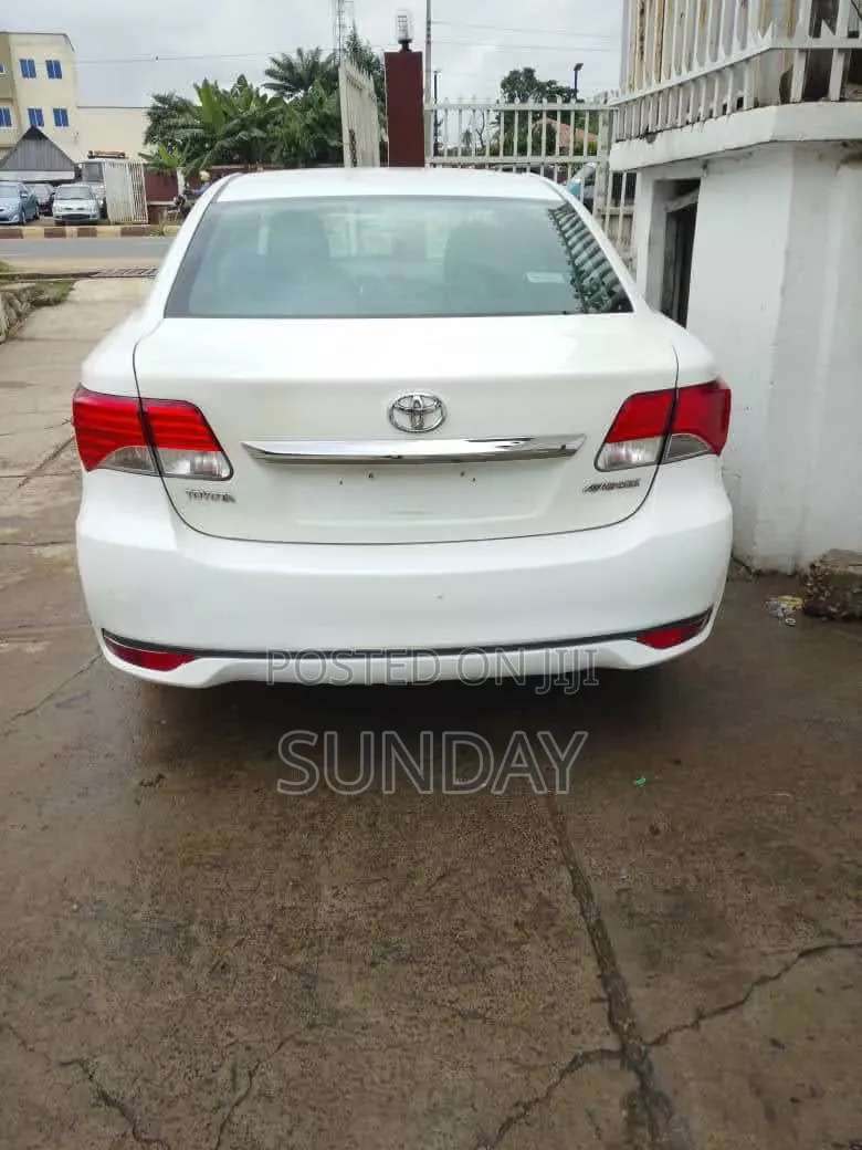 Toyota Avensis 2013 White