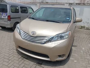 Toyota Sienna 2011 Gold