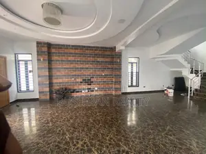 5bdrm Duplex in Chevron for rent