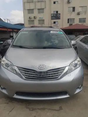 Toyota Sienna XLE AWD 7-Passenger 2013 Silver