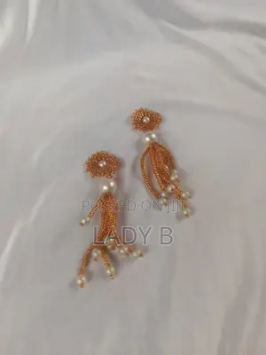 Earthy Amber Sunflower-Inspired Beaded Earrings
