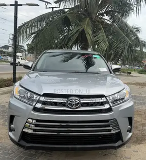 Toyota Highlander LE Plus 4x4 V6 (3.5L 6cyl 8A) 2017 Silver