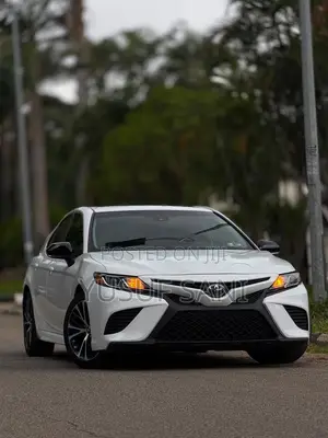 Toyota Camry SE (2.5L 4cyl 8A) 2019 White