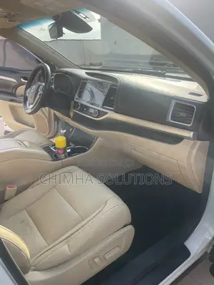 Toyota Highlander XLE 4x4 V6 (3.5L 6cyl 8A) 2018 White
