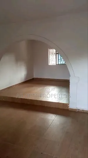 3bdrm Block of Flats in Evhukwu, Sapele Road, Benin City for rent