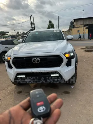 Toyota Tacoma 2024 White