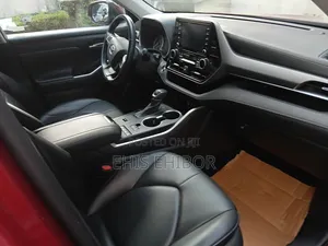 Toyota Highlander XLE 2022 Red