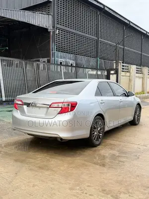 Toyota Camry XLE 4dr Sedan (2.5L 4cyl 6A) 2013 Silver