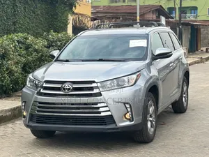 Toyota Highlander XLE 4dr SUV AWD (3.5L 6cyl 6A) 2015 Gray