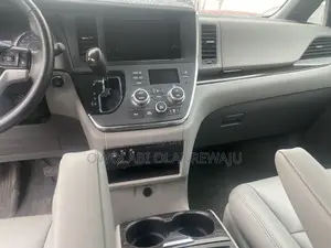 Toyota Sienna 2018 Red