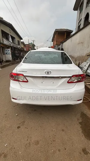 Toyota Corolla LE Special Edition 4dr Sedan (1.8L 4cyl 4A) 2013 White